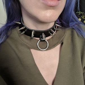 Spiked o-ring choker